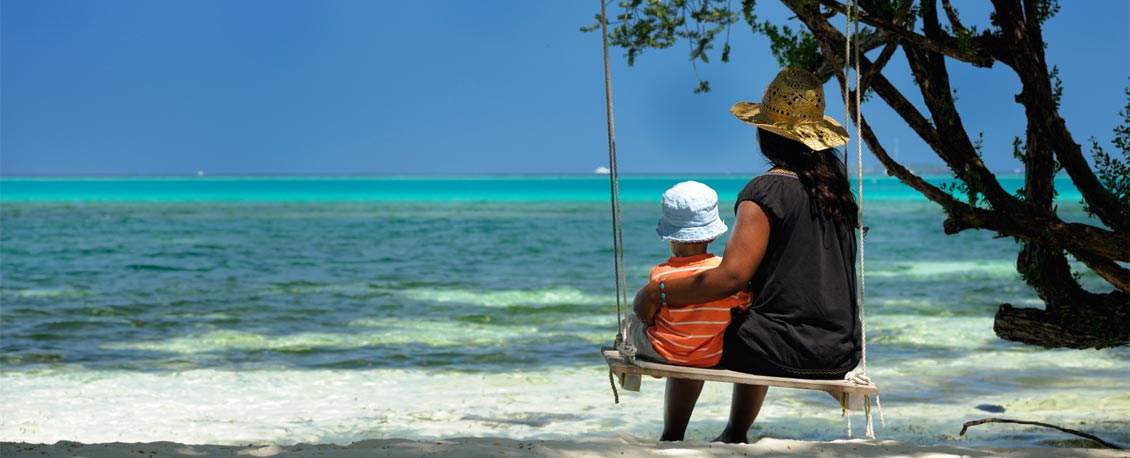 Au-pair mit Schützling am Strand