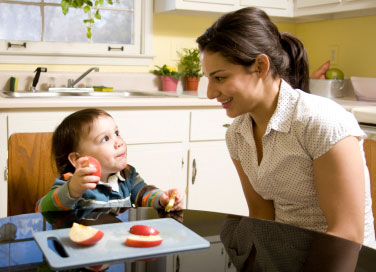 Zu den angenehmen Aufgaben des Au-pairs gehört das gemeinsame Essen mit den Kindern