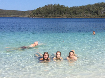 Katharina mit Freundinnen im Meer