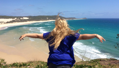 Katharina auf einer Klippe über dem Meer