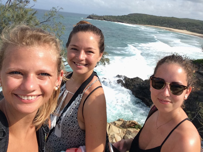 Angie (inks) mit Freundinen Angie (inks) mit Freundinen